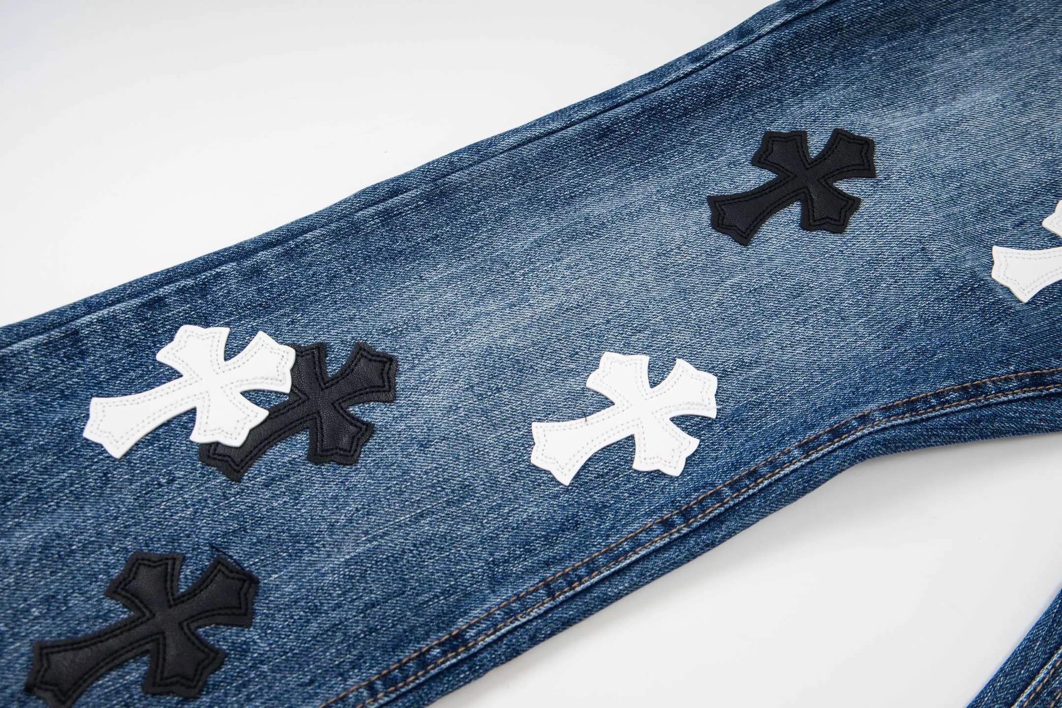 P240 Chrome Hearts Chrome Hearts blue pants, black and white multi-leather jeans, multi-leather label work jeans, ch jeans, all need to be washed and then disassembled and hand-stitched with sheepskin cross leather and then spliced to complete. The whole process is too complicated to describe. About Chrome Hearts This is an extremely luxurious fashion brand that can also be called the nobility of the high street. It has always been an exclusive brand for some hipsters or rich second generations. Compared with ordinary high streets, it is more luxurious and noble. Compared with luxury brands, it is more fashionable and individual. It has always been a brand that I have a special liking for. Style number: 1790# Color: blue Size: 28 30 32 34 36